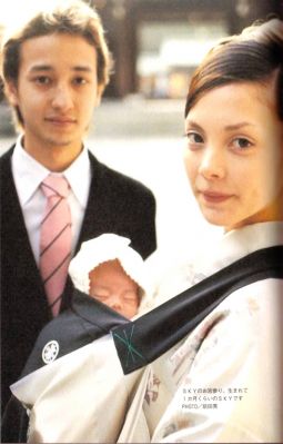 �Anna Tsuchiya photobook 05 (with her ex husband Joshua Niimura and her son Sky)
Parole chiave: anna tsuchiya