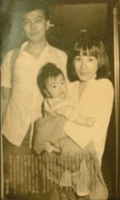 �Baby Hikki with her mother and father
Parole chiave: hikaru utada