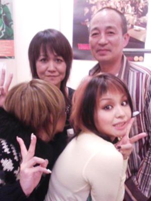 �The Koda family 01 (Kumi with her mother, father and sister misono)
Parole chiave: koda kumi family