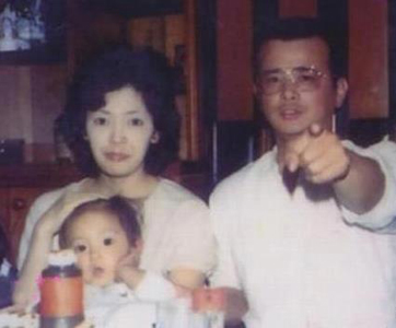 �Baby Ayu with her mother and father
Parole chiave: ayumi hamasaki mother father