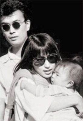 Baby Hikki with her mother and father 02
Parole chiave: hikaru utada mother father