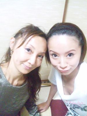 �Ami Suzuki with her mother 02
Parole chiave: ami suzuki mother