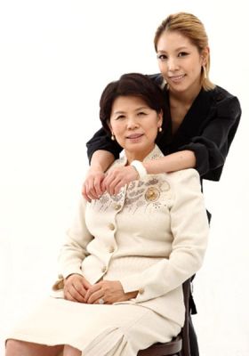 BoA with her mother 05
Parole chiave: boa mother