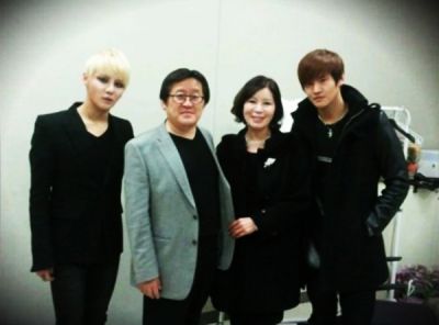 �JUNSU with his mother, father and twin brother JUNO
Parole chiave: jyj junsu mother father brother juno