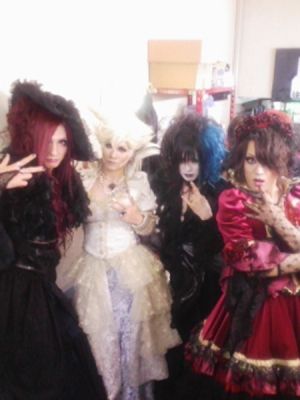 Kaya with Cecir from Em-grief- and Z from Art Cube
Parole chiave: kaya cecir em-grief z art cube