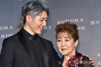 �MIYAVI with his mother 01
Parole chiave: miyavi mother