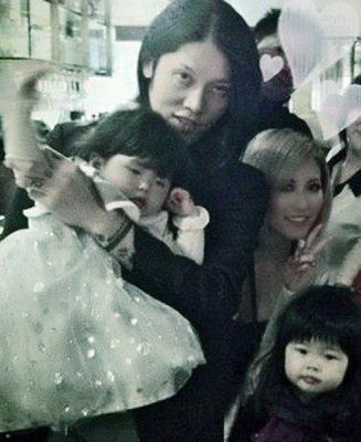 �MIYAVI with his wife melody. and daughters Lovelie and Jewelie 01
Parole chiave: miyavi melody lovelie jewelie