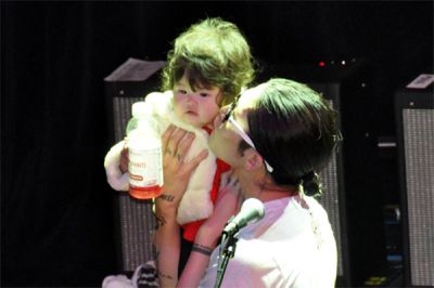 �MIYAVI with his daughter Jewelie 05
Parole chiave: miyavi jewelie