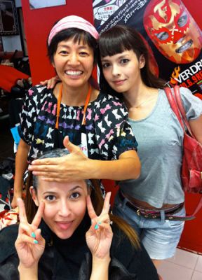 Olivia with Friedia Niimura and hair-stylist Katsuko "Kaco" Fujiura 02
Parole chiave: olivia lufkin friedia niimura katsuko "kaco" fujiura