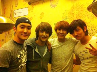 Changmin with Kyuhyn and Siwon from Super Junior and Minho from SHINee
Parole chiave: tohoshinki dong bang shin ki dbsk tvxq super junior kyuhyun siwon shinee minho