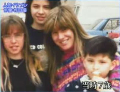�Yu Shirota childhood with his mother and sister Maria
Parole chiave: yu shirota mother sister maria